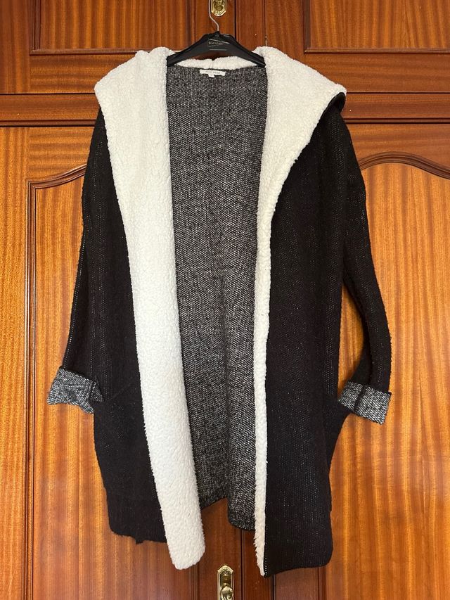 Abrigo negro y blanco con capucha