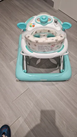 Andador infantil con asiento acolchado