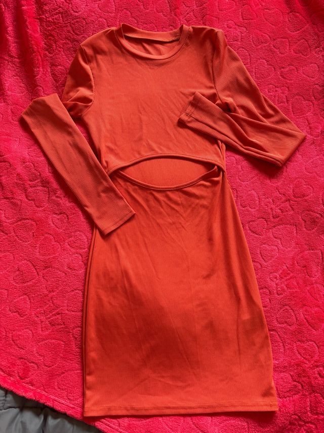 Vestido naranja con cut-out