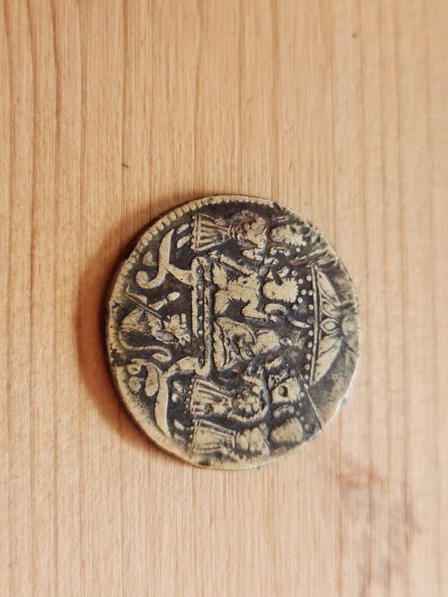 Antigua Token de bronce con figuras