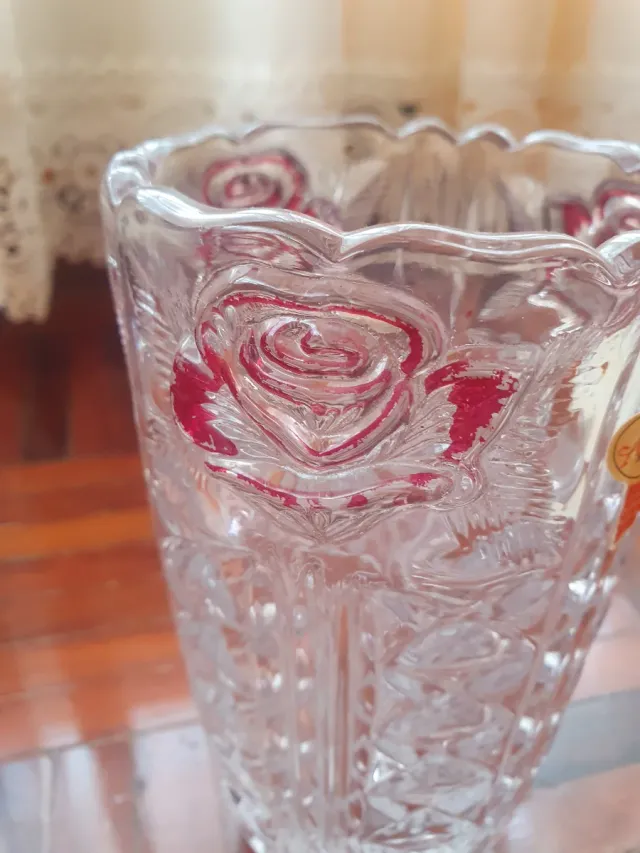 Jarrón de cristal con rosas rosadas