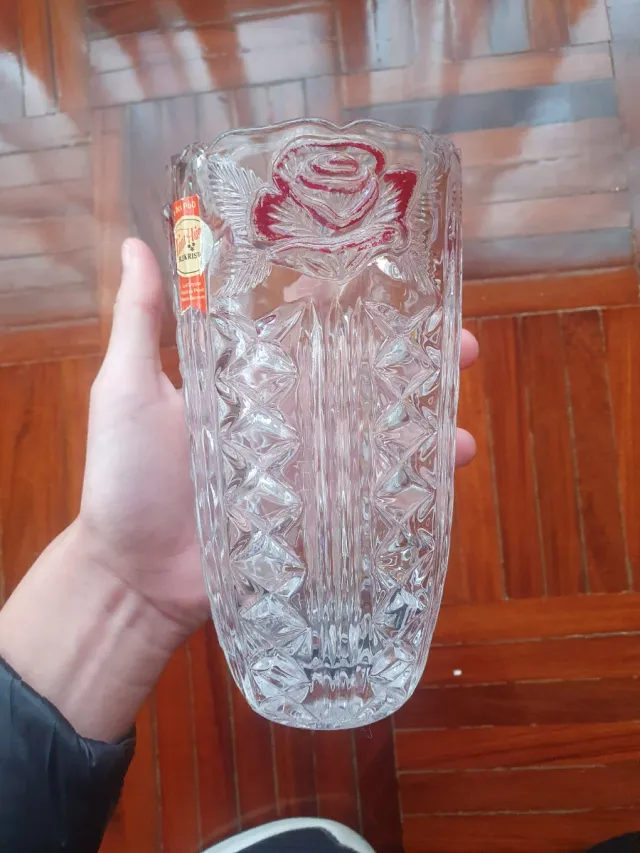 Jarrón de cristal con rosas rosadas