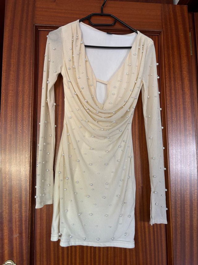 Vestido beige con perlas