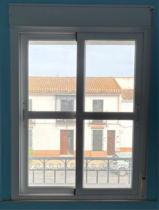 Ventanas correderas de aluminio blanco.