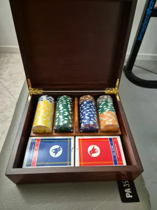 Set da poker in legno con carte e fiches