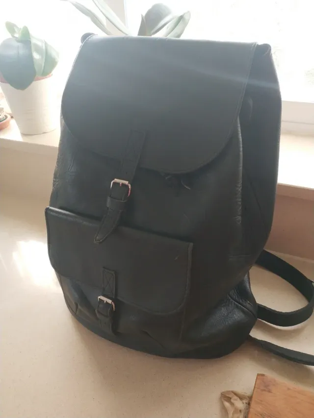 Mochila de cuero negra con hebillas