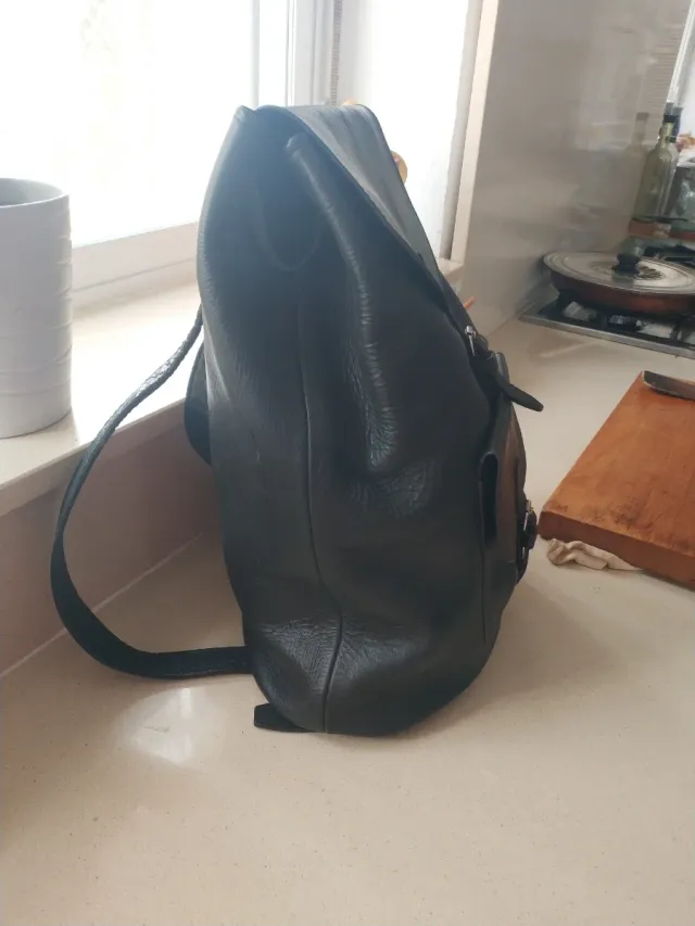 Mochila de cuero negra con hebillas