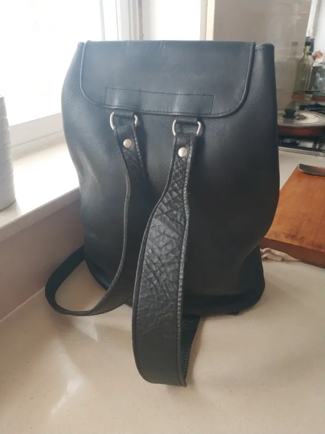 Mochila de cuero negra con hebillas