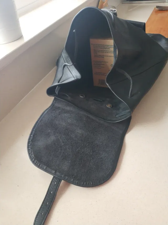 Mochila de cuero negra con hebillas
