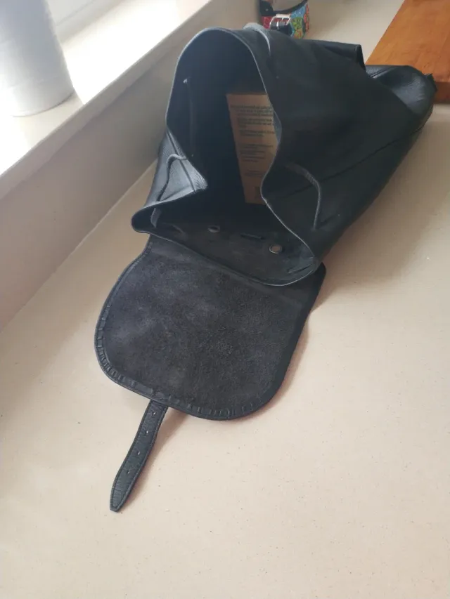 Mochila de cuero negra con hebillas