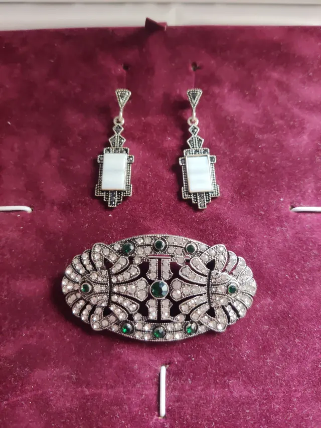 Conjunto de pendientes y broche