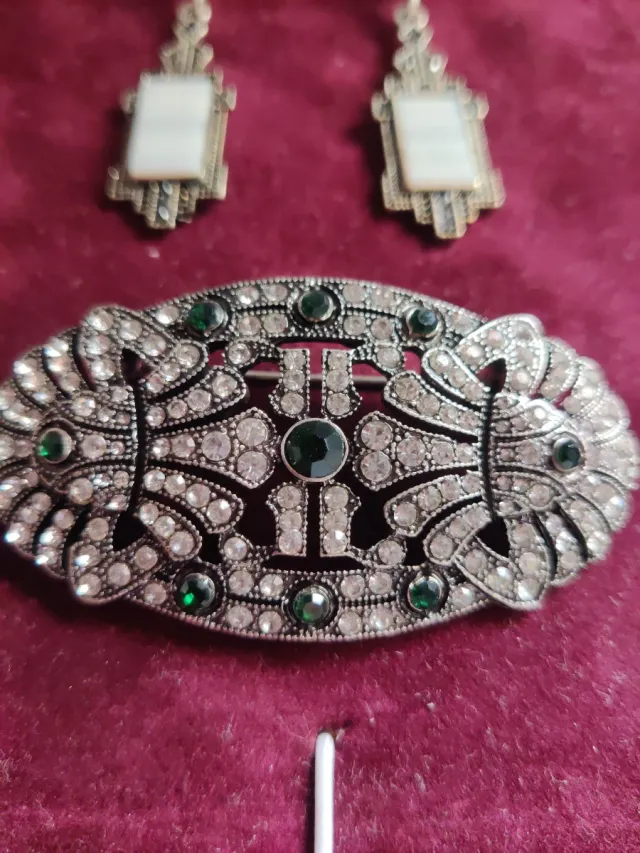 Conjunto de pendientes y broche