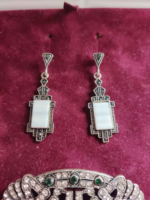 Conjunto de pendientes y broche