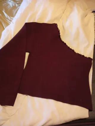 Top asimétrico con pedrería