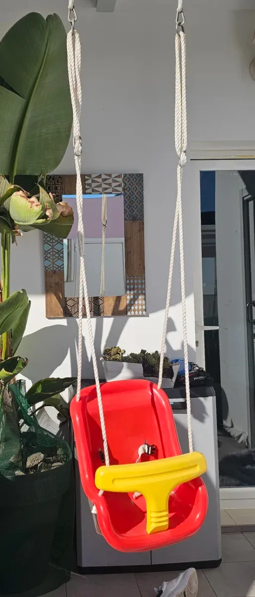 Columpio infantil rojo