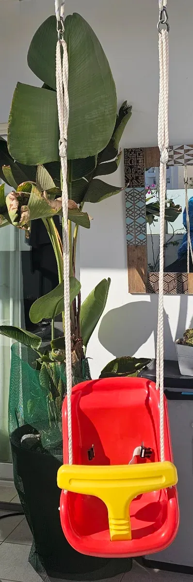 Columpio infantil rojo