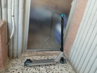 Patín de saltos plateado y azul