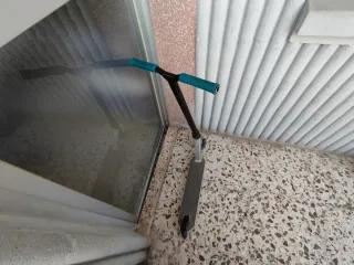 Patín de saltos plateado y azul