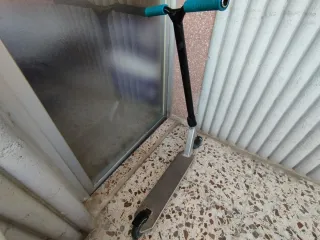 Patín de saltos plateado y azul