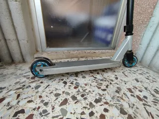 Patín de saltos plateado y azul