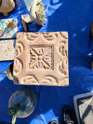 Baldosa antigua decorada