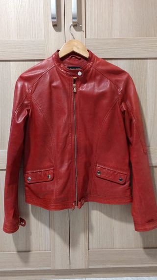 Chaqueta Piel Roja Mujer. marca MASSIMO DUTTI