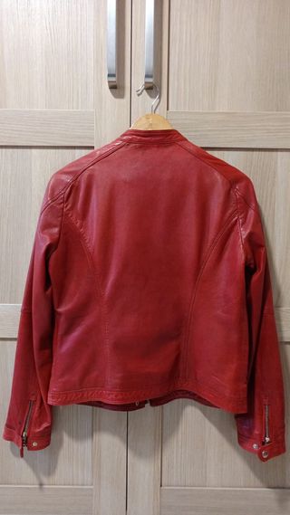 Chaqueta Piel Roja Mujer. marca MASSIMO DUTTI