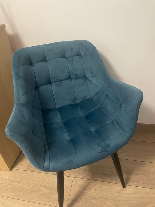 Silla de terciopelo azul cómoda