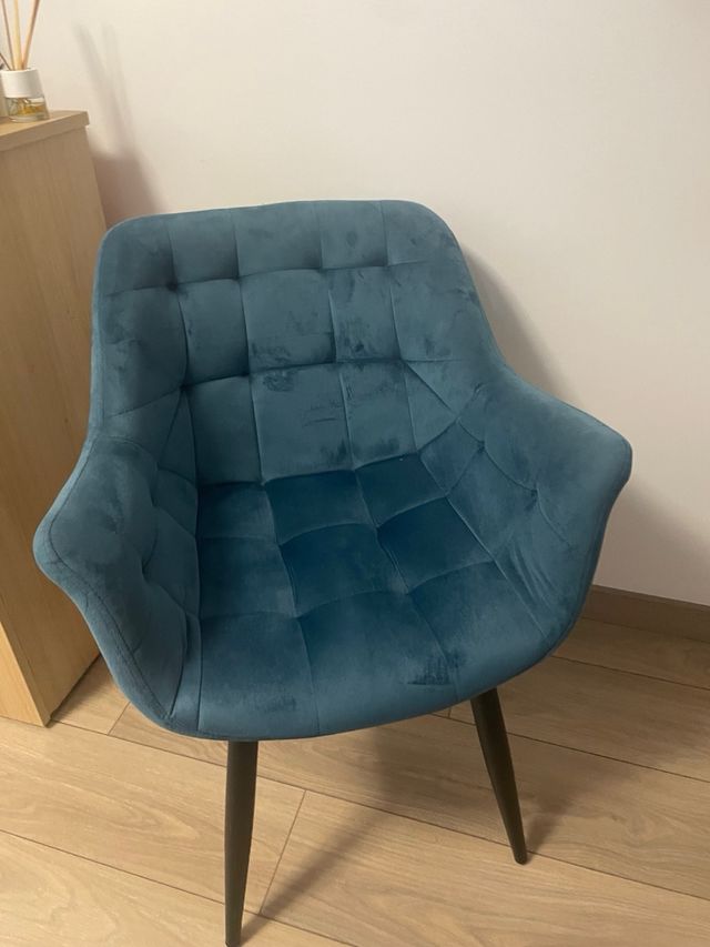 Silla de terciopelo azul cómoda