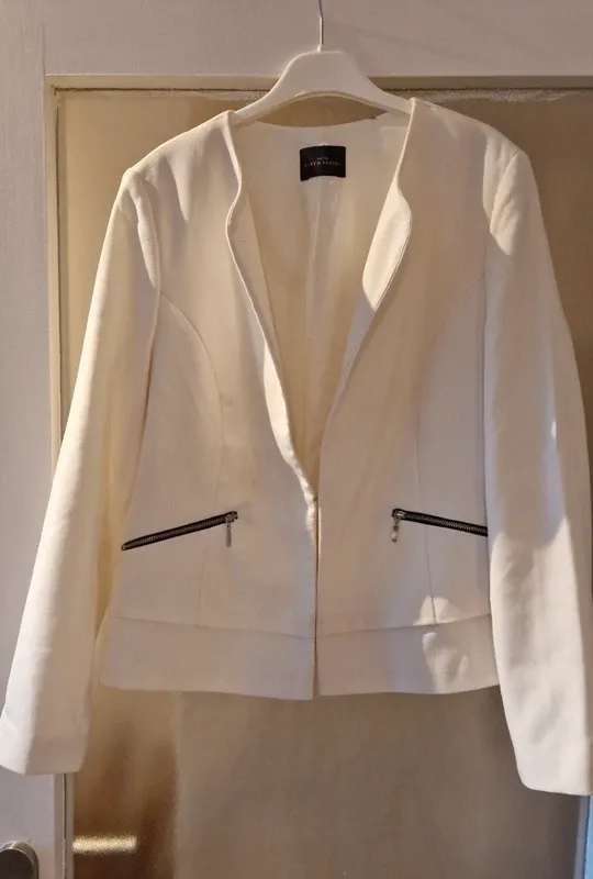 Blazer blanco elegante con cremalleras – Talla M