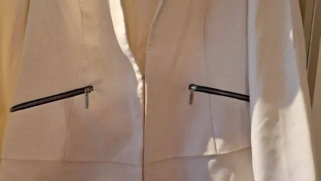Blazer blanco elegante con cremalleras – Talla M