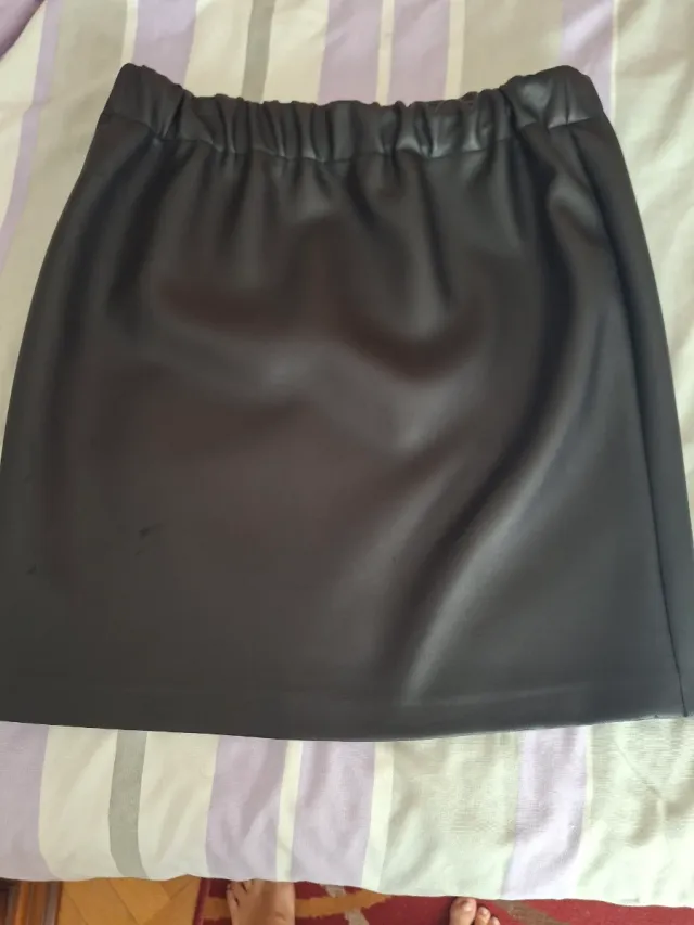 Falda negra efecto piel