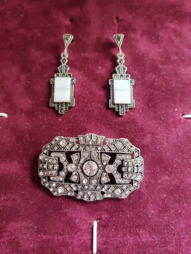 Conjunto de pendientes y broche plateado