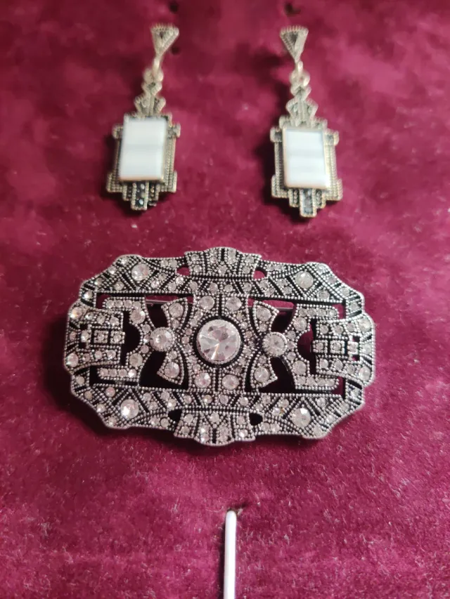 Conjunto de pendientes y broche plateado