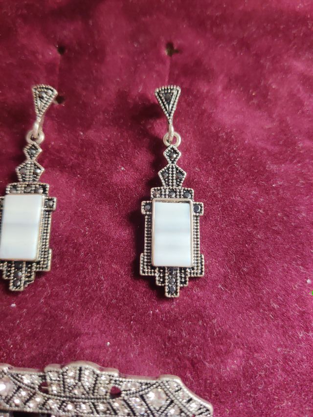 Conjunto de pendientes y broche plateado