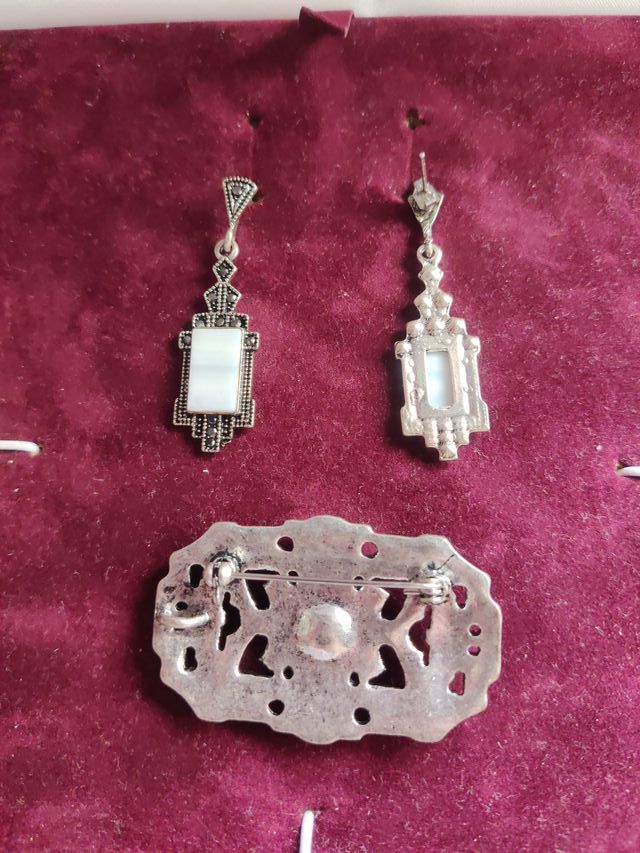 Conjunto de pendientes y broche plateado