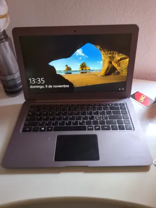 Ordenador portátil gris su marca es trekstor