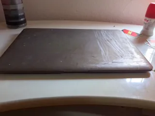 Ordenador portátil gris su marca es trekstor