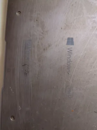 Ordenador portátil gris su marca es trekstor