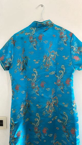 Kimono azul y dorado con dragones