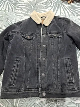 Chaqueta tejana negra con borrego Pull and Bear