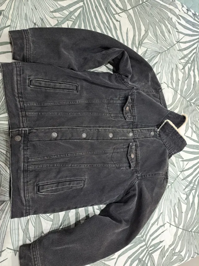 Chaqueta tejana negra con borrego Pull and Bear
