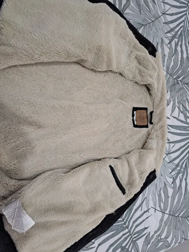 Chaqueta tejana negra con borrego Pull and Bear