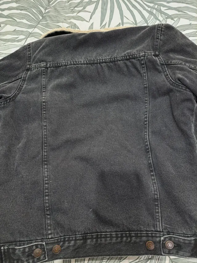 Chaqueta tejana negra con borrego Pull and Bear