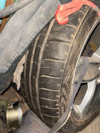 Llanta de León 2 con neumáticos