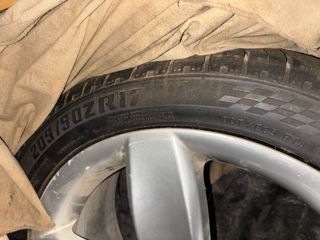 Llanta de León 2 con neumáticos