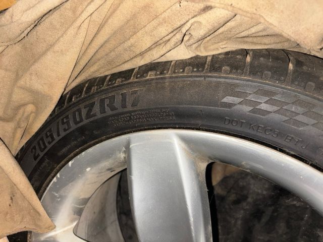 Llanta de León 2 con neumáticos