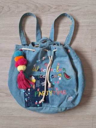Mochila vaquera con pompones y parches