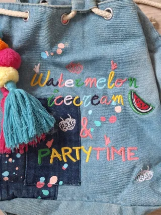 Mochila vaquera con pompones y parches