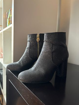 Botines negros con brillos plateados